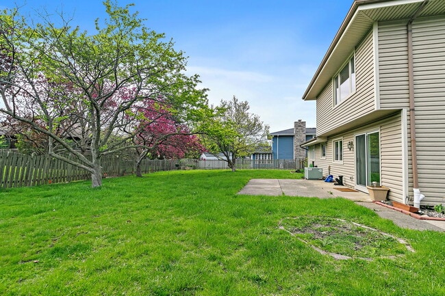 Building Photo - 121 Millis Ln