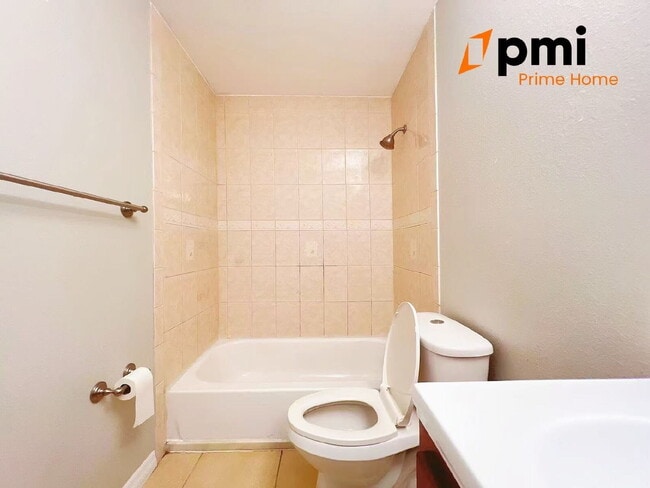 Building Photo - "Charming 2-Bed, 2-Bath Condo Oasis in Kis...