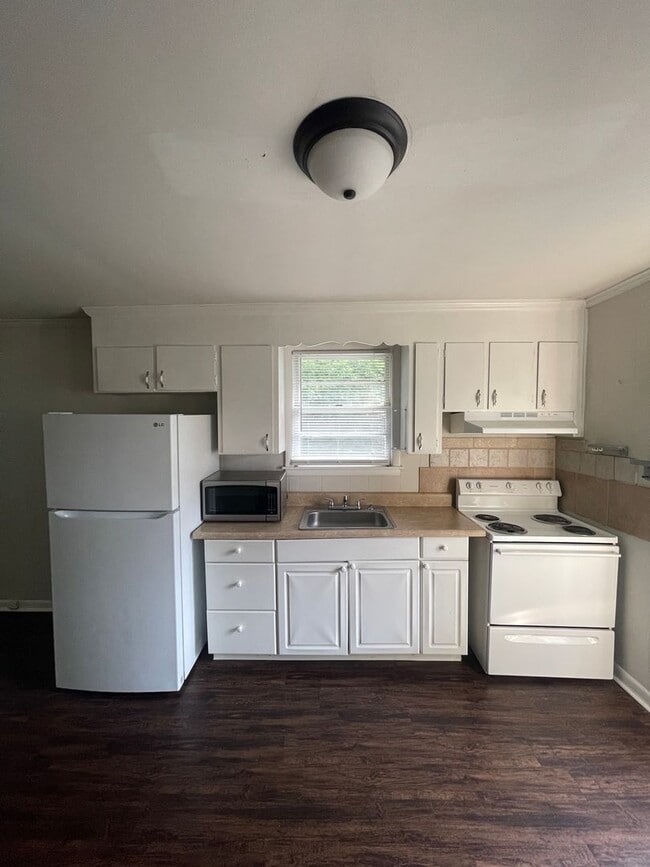 Building Photo - Sylvan Park!