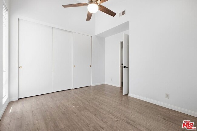 Building Photo - 833 Shadow Lake Dr