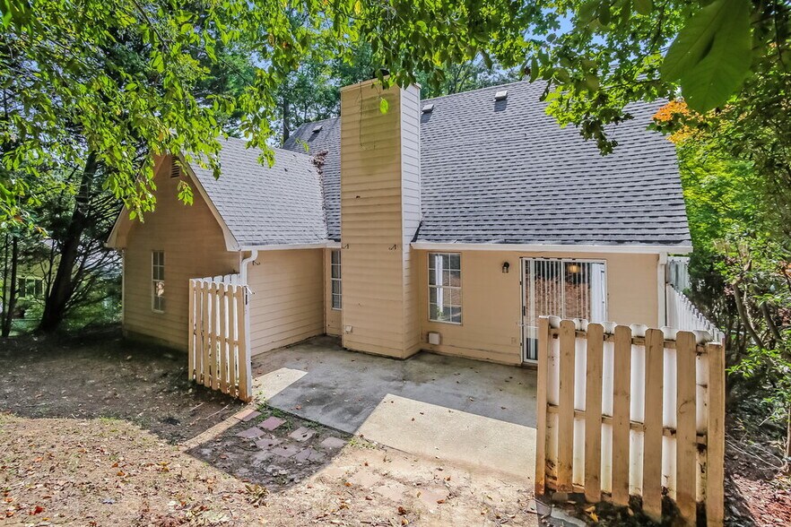 Building Photo - 5622 Riverside Dr