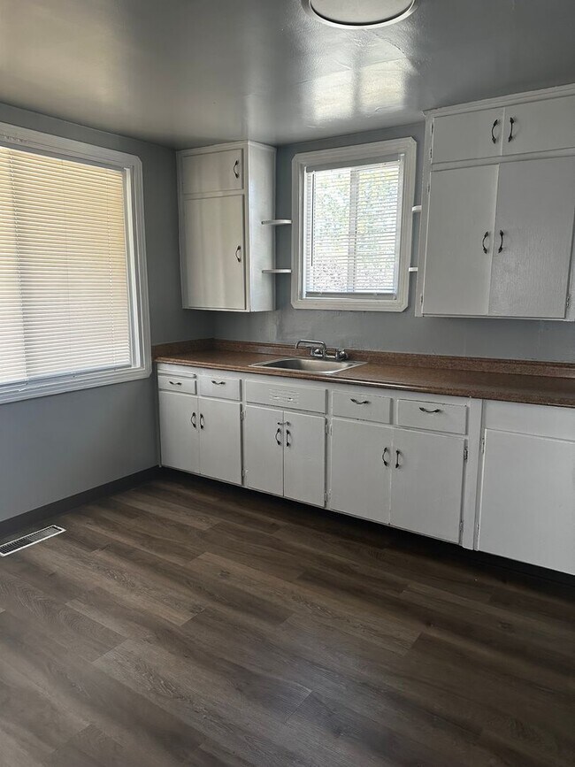 Building Photo - 1356 East Ave