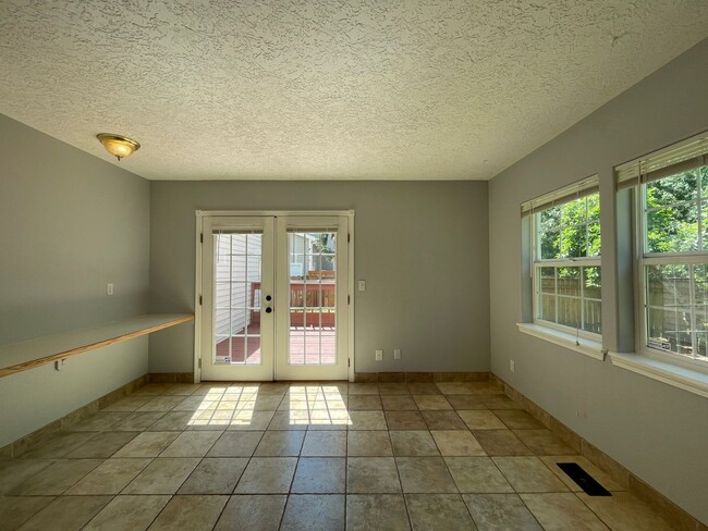 Building Photo - SE Home 3Bd/2.5Ba Home Close to the Willamette River off McLoughlin Blvd. 2 Car Garage and Washer...