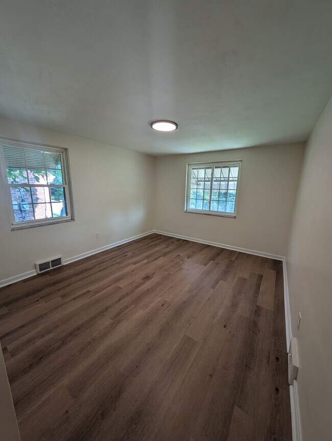 Building Photo - Newly Renovated 2Bd/2Bath Home with Bonus Room -- Available NOW!