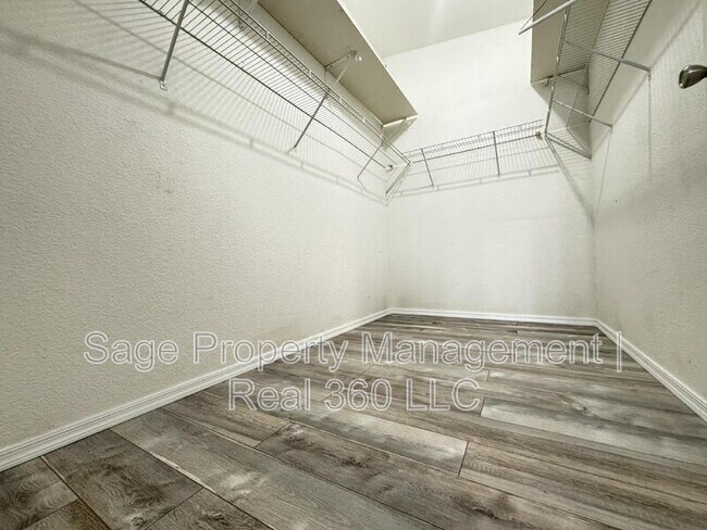 Building Photo - 4879 N Monterey Dr