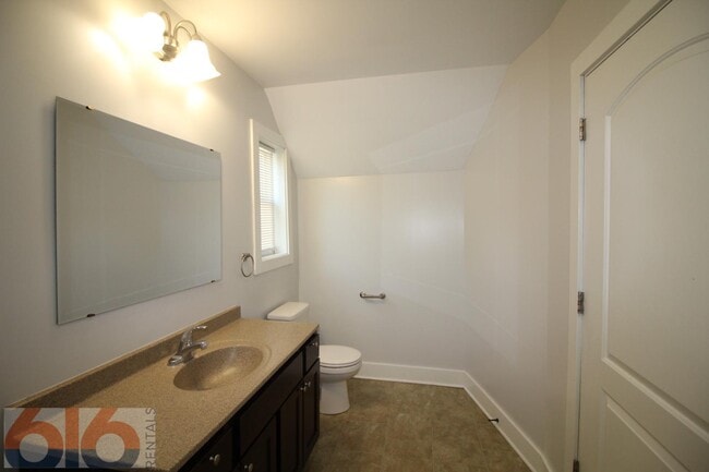 Building Photo - 858 Dayton St SW