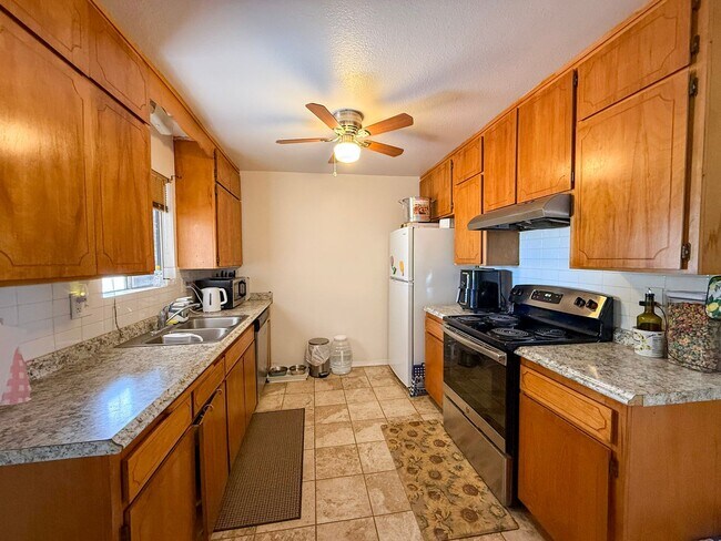 Building Photo - 2 Bedroom Yucca Valley Home