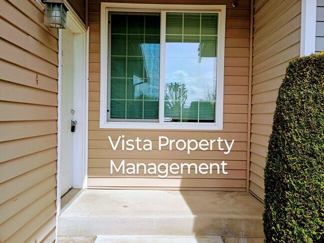 Building Photo - 2 Bedroom 2.5 bath BIG Townhouse with garage - minutes from JBLM East Gate