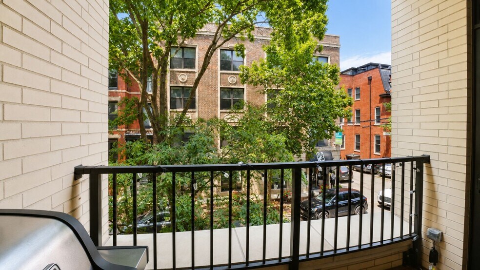 Building Photo - 2050 N Clark St