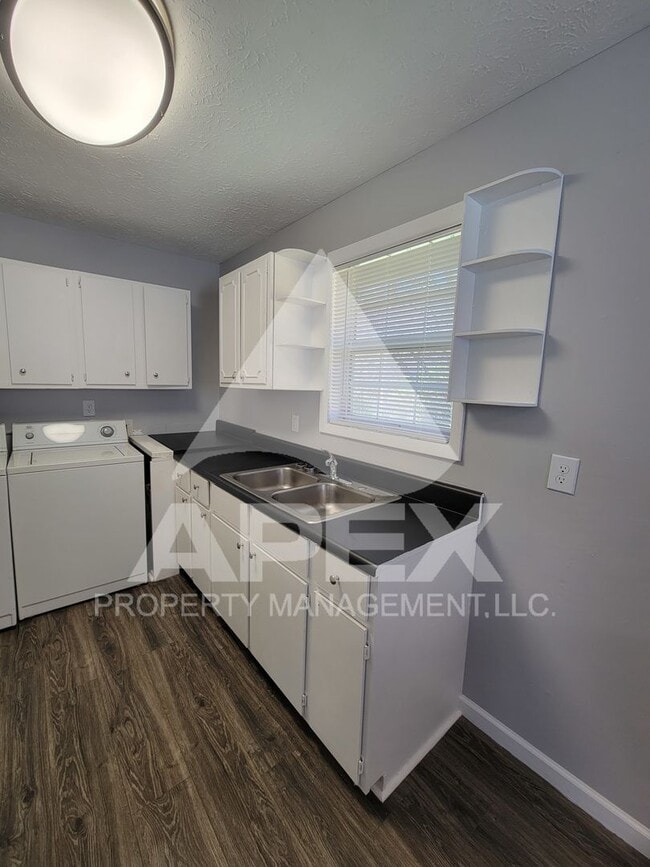 Building Photo - Renovated - 2 Bd 1 Ba Single Family home in North Knox close to downtown!