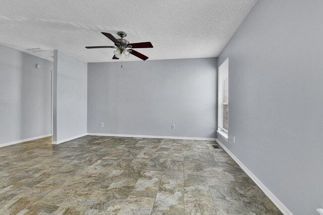 Building Photo - $2,540.95 with $300 off the first month's Rent- 4 Bedroom, 1.5 Bath, Single Family Home in Aurora...
