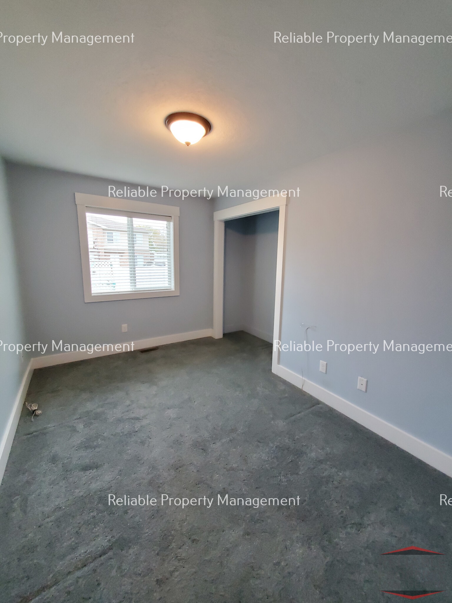 Building Photo - 381 W 1st S