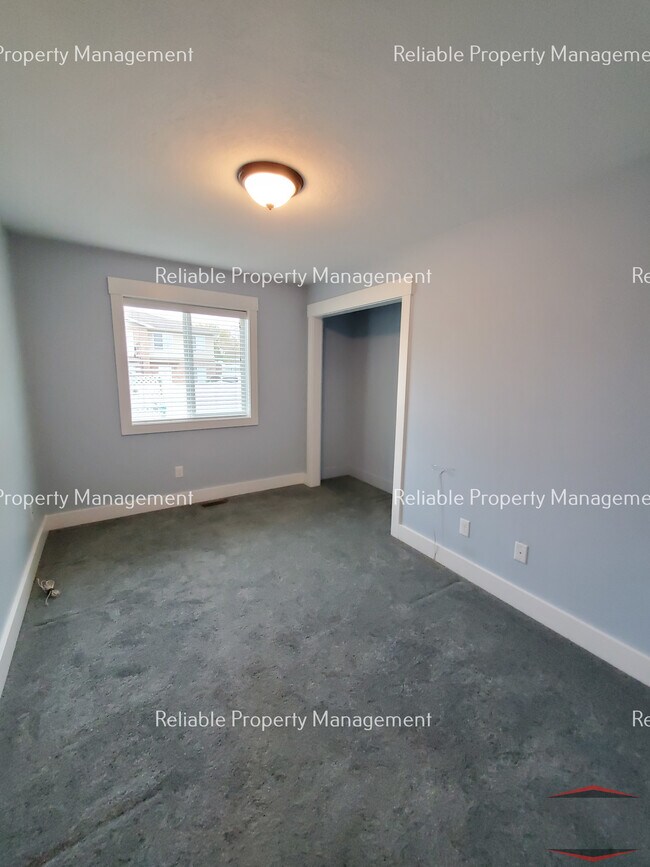 Building Photo - 381 W 1st S