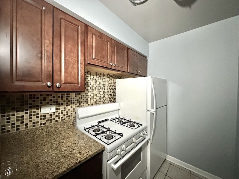 Building Photo - 5820 N Sheridan Rd