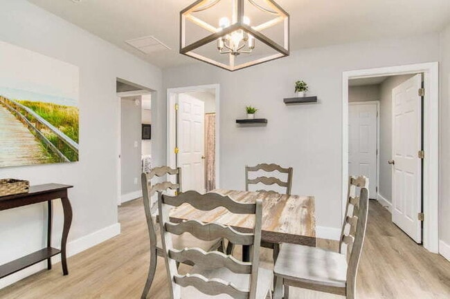 Building Photo - Charming 3-Bedroom, 2-Bath Home Near Downtown Pensacola