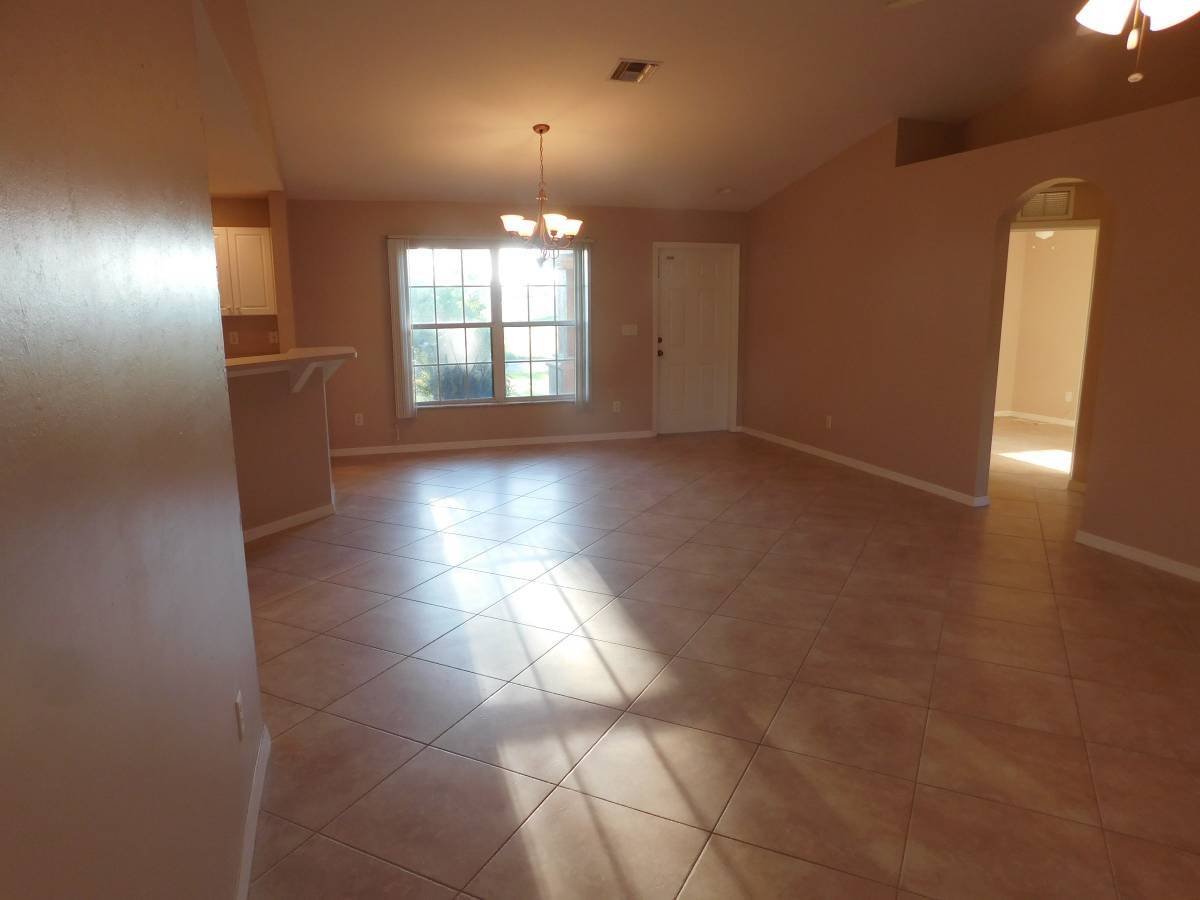 Building Photo - 4124 NE 8th Pl