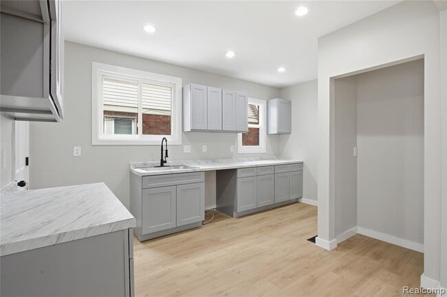 Building Photo - 14615 Winthrop St