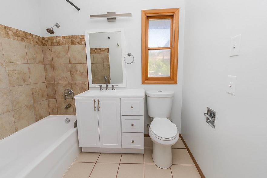 Attached primary bathroom - 6409 E Farmview St