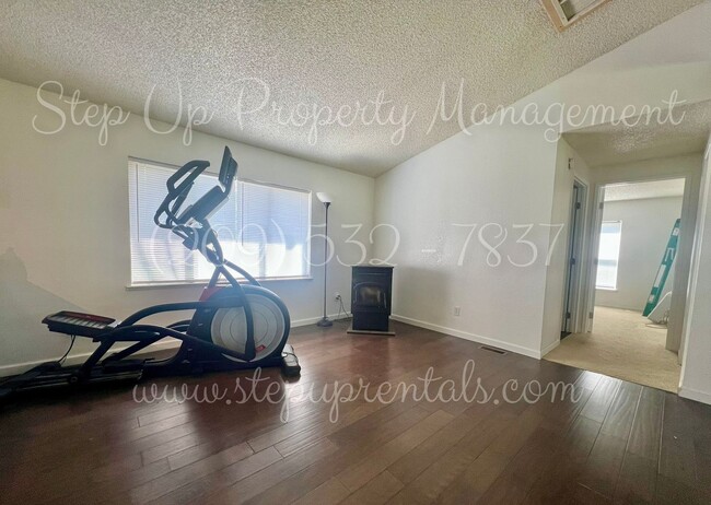 Building Photo - Charming 3 Bedroom Willow Springs Retreat Near Lake, Park & Clubhouse with Solar!