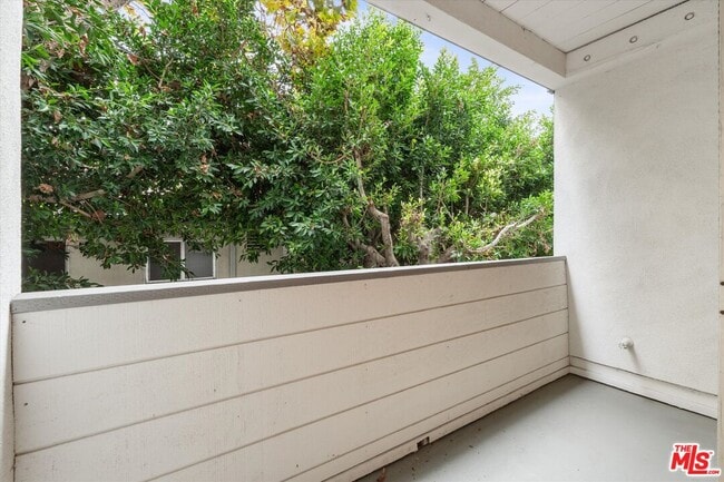 Building Photo - 429 N Oakhurst Dr