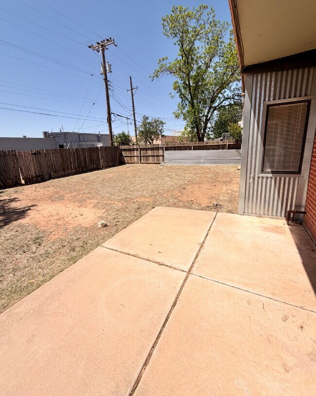 Building Photo - "Charming 3-Bed, 2-Bath Lubbock Home with Spacious 1176 Sq Ft Layout!"
