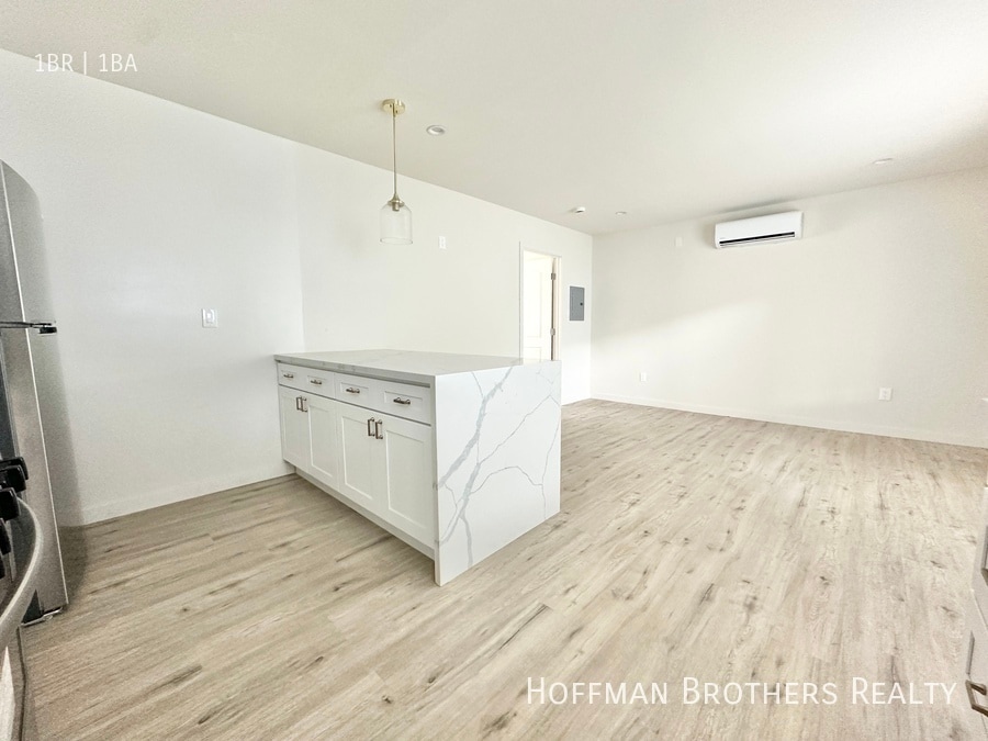 Building Photo - 626 E Arbor Vitae St