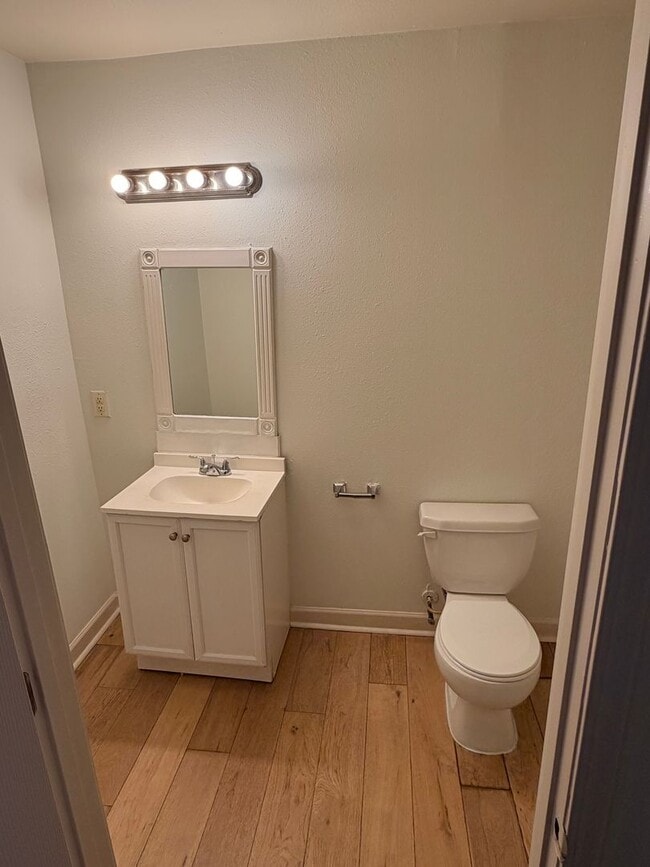 Building Photo - Large 2/3BD AND 2 FULL BATHS