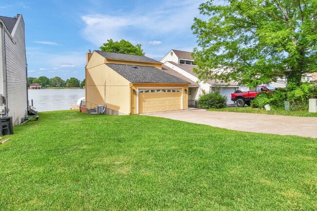 Building Photo - Experience the ultimate in lakefront lifes...