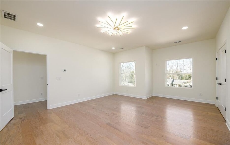 Building Photo - 537 Stillwood Dr