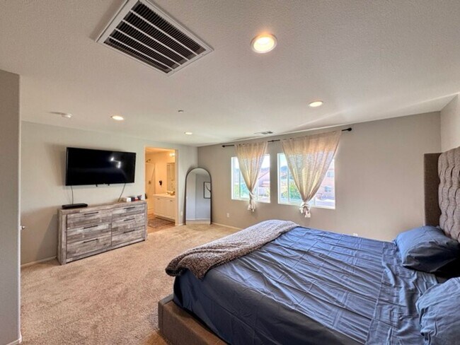 Building Photo - Stunning 4 Bedroom Cul-De-Sac Home with Loft located in Winchester!