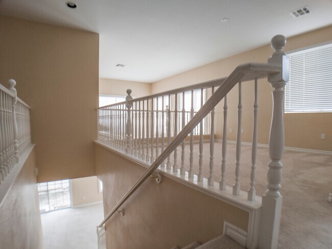 Building Photo - 3 BEDROOM, 3 BATHROOM, 2 CAR GARAGE, COMMUNITY POOL & SPA