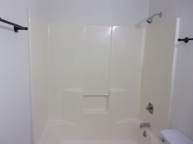 Building Photo - Fully Renovated 2 Bedroom 1 1/2 Bath Townh...