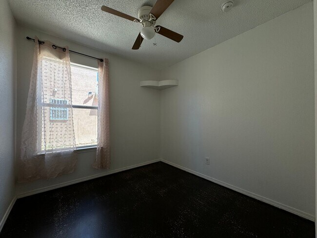 Building Photo - Northeast El Paso(Mesquite Hills 3bed with Refrig A/C and Solar Panels!