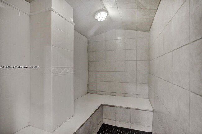 Building Photo - 2030 S Ocean Dr