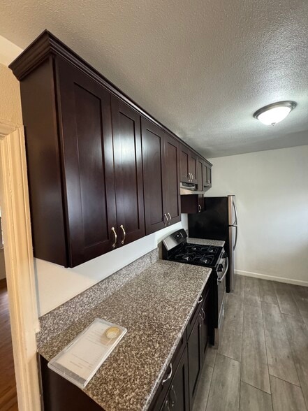 Building Photo - 5767 San Vicente Blvd