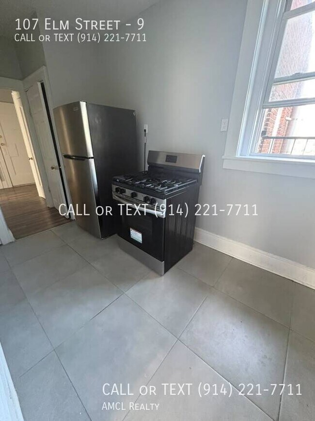 Building Photo - 107 Elm St
