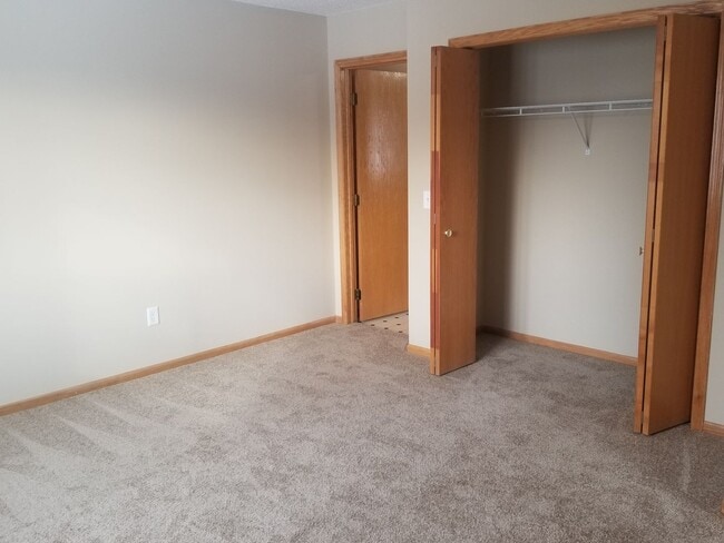 Building Photo - 5 Bedroom Multi-Level