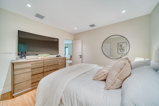 Building Photo - 1940 SW 32nd Pl