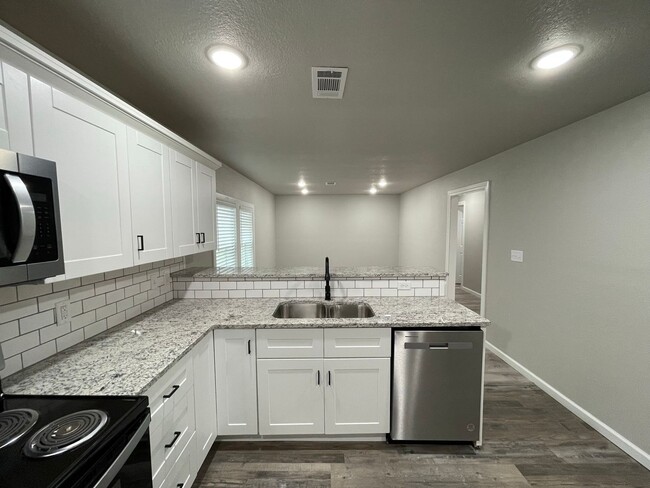 Building Photo - * Move-In Special * Beautiful 3 Bed 2 Bath...