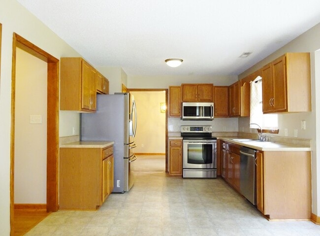 Building Photo - 3 BR w/ Bonus Room Minutes to MCAS!