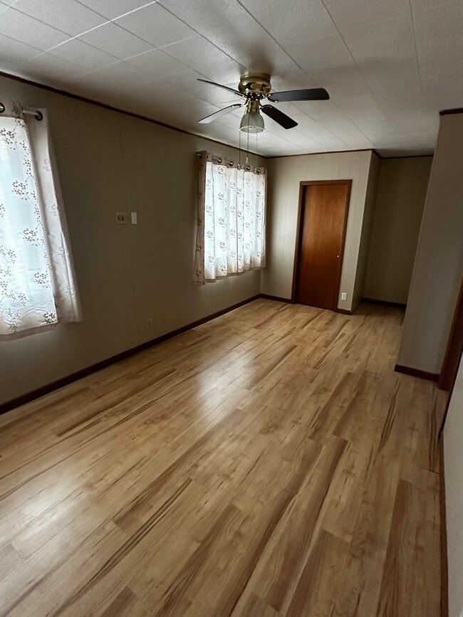 Building Photo - 240 E Main St