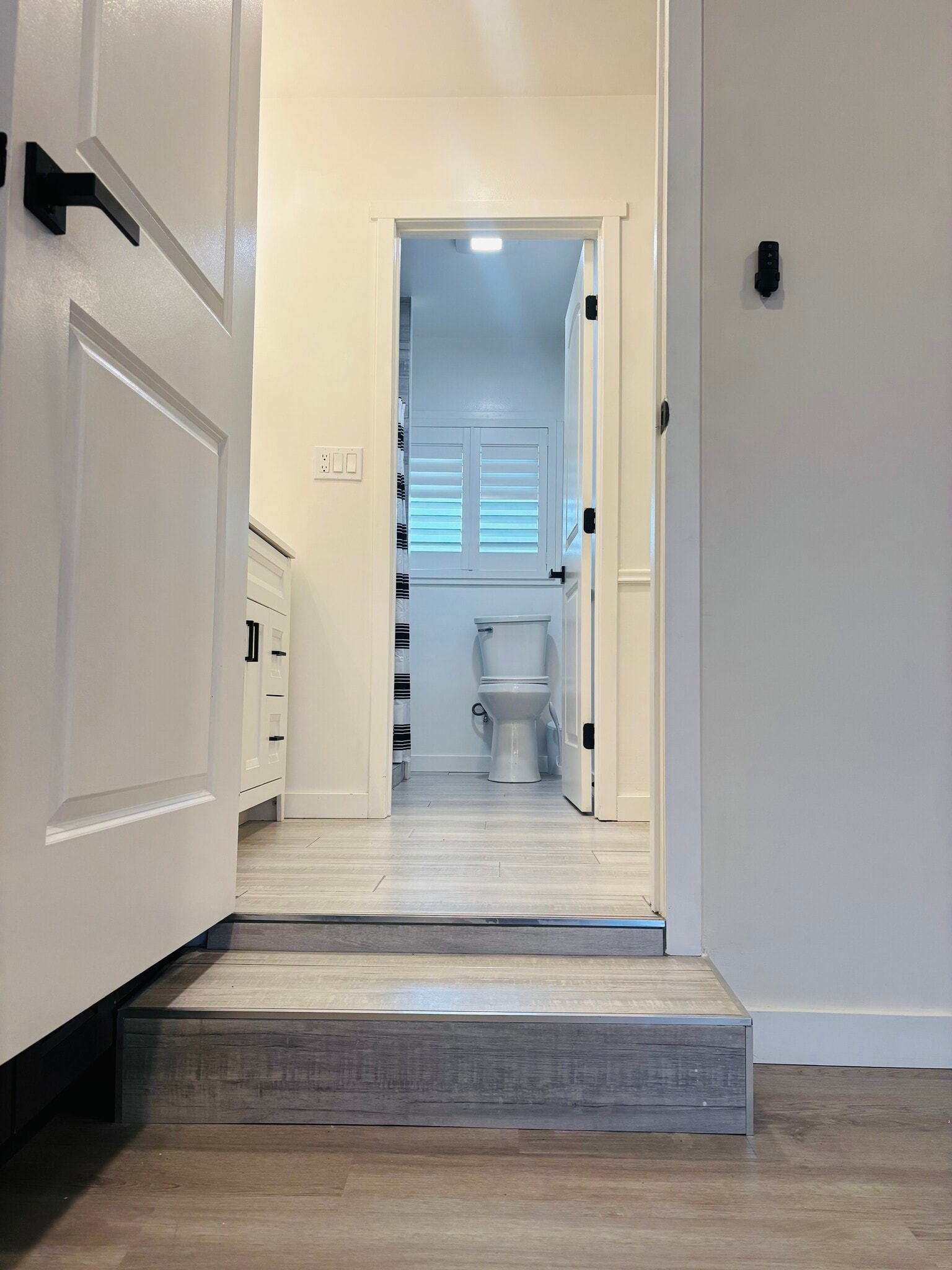 Building Photo - 1550 N Cypress Ave