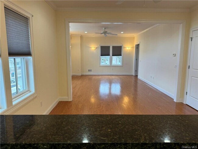 Building Photo - 400 Main St