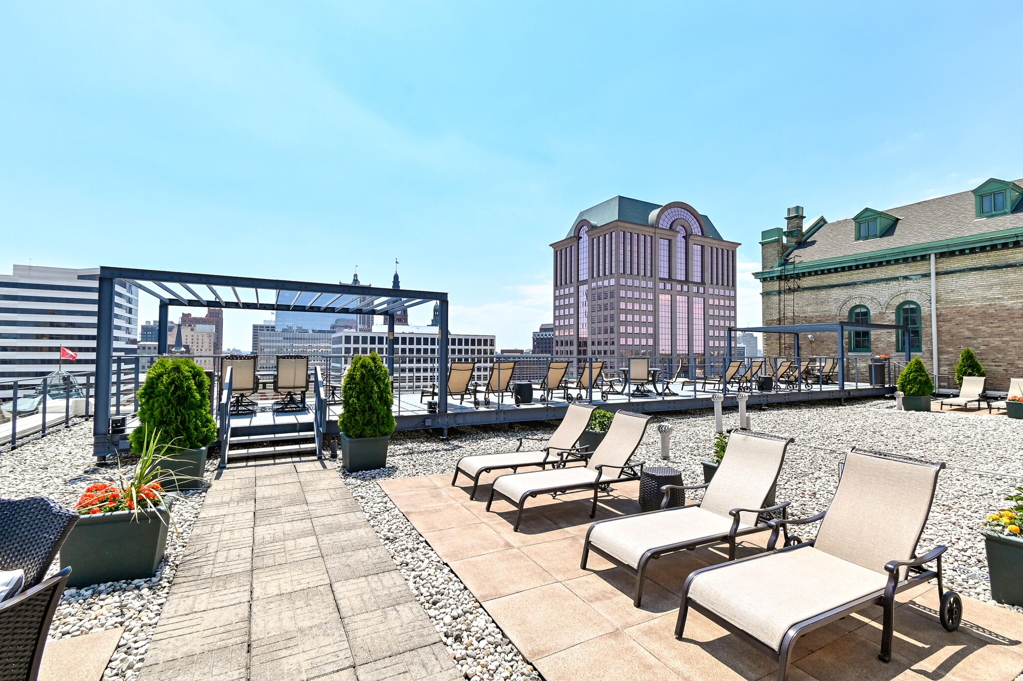 Rooftop terrace - 270 E Highland Ave