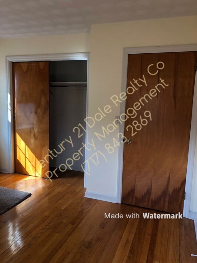 Building Photo - Very Large 3 BR House in North Eastern School District