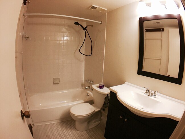 Building Photo - Large 2BR/1BA condo in gated community. Walking distance to Metro.