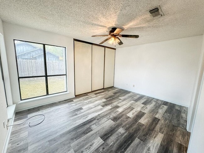 Building Photo - 109 Waterford Dr