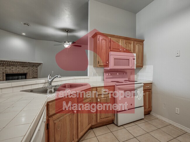 Building Photo - 2707 Silvertree Dr