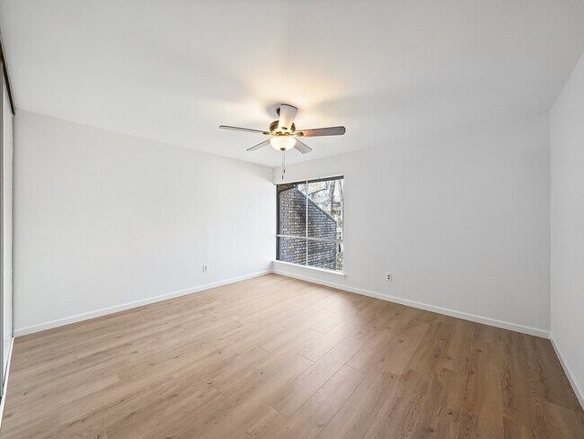 Building Photo - 2139 Lake Village Dr