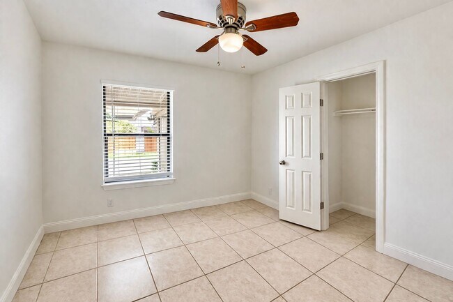 Building Photo - 3 BED 1.5 BATH NEW MANAGEMENT!!!